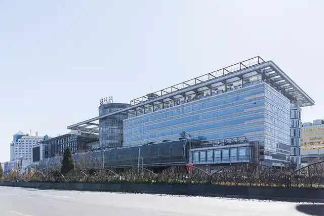 鋼鐵行業(yè)是全球工業(yè)體系中的重要支柱之一,其產(chǎn)品廣泛應(yīng)用于基礎(chǔ)設(shè)施建設(shè)、機械制造、汽車工業(yè)等領(lǐng)域。隨著全球工業(yè)化進程的不斷深入,鋼鐵行業(yè)呈現(xiàn)出國際化競爭格局。在眾多鋼鐵制造企業(yè)中,有6家公司以其出色的經(jīng)營業(yè)績和強大的市場地位脫穎而出,成為了世界鋼鐵制造業(yè)的領(lǐng)軍企業(yè)。