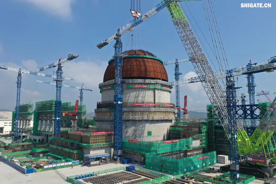 近日，“華龍一號”批量化建設項目——漳州核電項目2號機組熱態(tài)性能試驗順利完成。河鋼集團舞鋼公司生產(chǎn)的高端核電鋼板批量應用在漳州核電項目1~4號機組的穩(wěn)壓器、蒸汽發(fā)生器、人員閘門、設備閘門、硼注箱等核島級關鍵設備制造。  舞鋼公司堅定特鋼思路，依托自身深厚的技術積淀，不斷開發(fā)更多滿足市場需求的高端核電鋼。針對漳州核電項目用鋼特點，舞鋼公司組建專項技術團隊，進一步完善核電鋼板質(zhì)量保證體系，優(yōu)化冶煉、軋制與熱處理工藝，確保了生產(chǎn)出的高端核電用鋼板性能穩(wěn)定，滿足了客戶需求，成功實現(xiàn)批量應用，為“華龍一號”核電項目建設提供了重要的材料保障，助力我國核電產(chǎn)業(yè)發(fā)展。     b5c22239-6b29-4959-9963-b9c789c943c8.jpg     漳州核電項目是我國自主三代核電技術“華龍一號”批量化建設的始發(fā)地，也是全球最大的“華龍一號”核電基地，規(guī)劃建設6臺“華龍一號”核電機組，總裝機容量720萬千瓦，全部投產(chǎn)后年發(fā)電量超600億千瓦時。  從秦山核電站到漳州核電項目，從常規(guī)島到核島，舞鋼公司生產(chǎn)的核電鋼板深度參與了我國眾多核電項目建設。隨著“華龍一號”批量化建設的快速推進，舞鋼公司將繼續(xù)以“科技創(chuàng)新和技術營銷”為兩大引擎，助推“雙碳”目標實現(xiàn)，促進全球清潔能源發(fā)展貢獻“中國方案”。