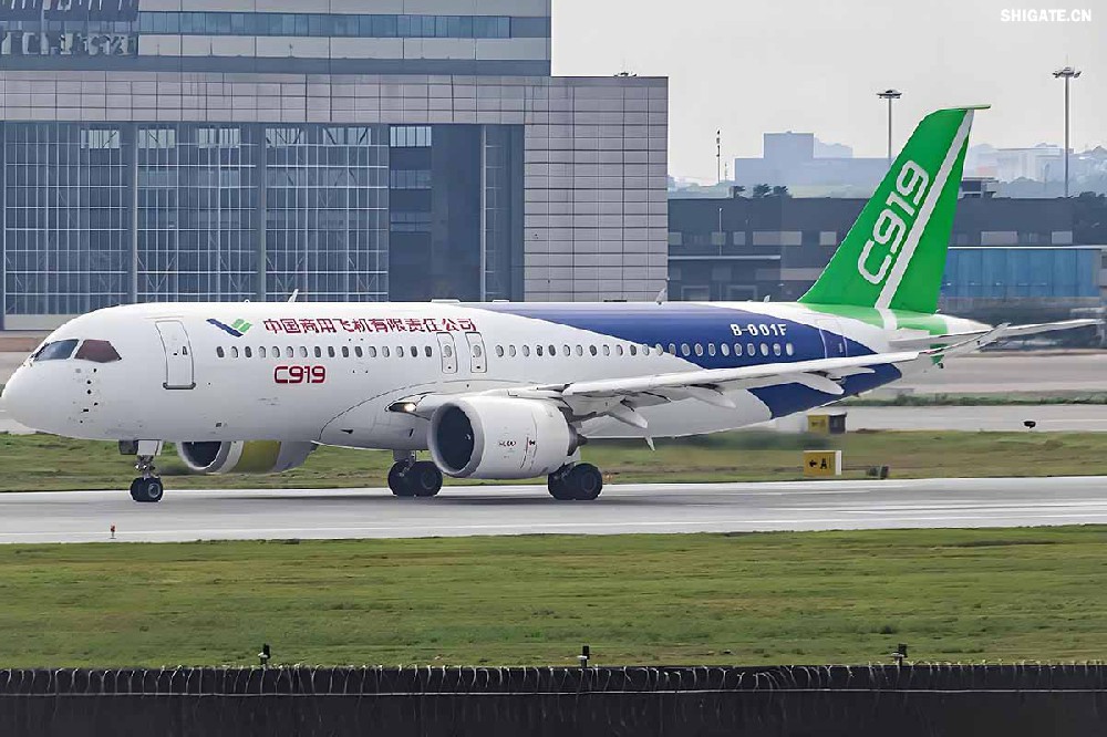 12月9日，國產大飛機C919的全球首家用戶東航，正式接收首架C919飛機，標志著國產大飛機邁出市場運營的“第一步”，也標志著中國民航運輸市場首次擁有中國自主研發的噴氣式干線飛機。  消息傳來，河鋼集團干部職工倍感振奮。因為，國產大飛機工程也凝聚了河鋼干部職工的心血和汗水，見證了河鋼人的獨特貢獻。河鋼自主研發的390mm大厚度調質鋼20MnNiMo，填補國內空白，用于大飛機項目的核心設備——世界最大的8萬噸級模鍛壓機制造，為國產大飛機提供堅強的鋼鐵支撐。    建功大國重器  航空模鍛件是飛機的“鋼脊鐵翅”，需要大型的模鍛設備才能高質量批量鍛制。在中國制造大型模鍛壓機之前，僅有美國、俄羅斯、法國3個國家有類似設備，最大鍛造等級為俄羅斯的7.5萬噸級。  2003年，我國啟動重型模鍛壓機論證，組成專家隊伍開始研制世界最大的8萬噸級大型模鍛壓機。正是該項目的啟動，讓河鋼與國產大飛機結下不解之緣。  制造模鍛壓機機架所用頂級鋼板——大厚度調質鋼20MnNiMo，是該裝備中生產難度最大的鋼種，內部致密度、純潔度、機械性能及平直度等各項標準要求極高，且由于鋼板大單重、大厚度，其表面質量、性能合格率、探傷合格率極難保證，生產難度很大。此前，國內沒有廠家能夠生產，國外進口同類鋼板每噸價格高達8萬元。  “為國造好鋼，建功大國重器。助力大飛機制造，河鋼人義不容辭！”2009年2月，接到任務的河鋼集團舞鋼公司（以下簡稱舞鋼）立即組織技術人員開展專項攻關，先后解決了鋼板內部金屬致密度純潔度、鋼板表面質量、鋼板熱處理機械性能、鋼板平直度等多項重大技術難題。  經過6個多月的攻堅克難，2009年7月，總量為82塊、2348噸的390mm大厚度調質鋼20MnNiMo全部生產完畢并成功交付。產品各項性能均超出國外同類產品標準，完全能夠滿足使用要求，價格卻遠遠低于同類進口產品，鋼板全部高質量按期交貨，獲得高度評價。  2013年4月，8萬噸級大型模鍛壓機建成投產。這臺總高42米、總重2.2萬噸的世界最大模鍛壓機，最大模鍛壓制力可達1000MN，壓機尺寸、整體質量和最大單件重量均為世界之首，僅用3分半鐘便可制作一個飛機起落架，將我國高端重大裝備的制造能力托舉到國際頂級水平。  2015年11月2日，由8萬噸大型模鍛壓機生產出的首款新一代噴氣式干線客機C919，面向全球公開亮相，壓機尺寸、整體質量和最大單件重量均為世界之首。    研發“爭氣鋼”  在河鋼人心中，為國產大飛機項目關鍵設備自主研發“爭氣鋼”，是一份舍我其誰的光榮和信任，更是一份為國爭光的使命和責任。秉持著這樣的認識和定位，舞鋼技術人員充分發揮技術優勢，通力協作、密切配合，圓滿完成390mm大厚度調質鋼20MnNiMo研制任務。大厚度調質鋼20MnNiMo的研發過程中，煉鋼過程是關鍵環節之一?！坝捎?90毫米厚的大飛機用調質鋼20MnNiMo要求內部致密度、潔凈度、調質后機械性能等各項標準都非常高，在一煉鋼環節，生產高品質的合格電渣錠熔煉母材——優質20MnNiMo連鑄坯是基礎。”作為舞鋼電渣重熔技術的首批研發者、參與者、見證者，舞鋼一檔技術主管畢殿閣談及該鋼的研發記憶猶新，“在此之前，20MnNiMo鋼種從未在舞鋼一煉鋼1900mm連鑄機生產線上生產過?！? 據畢殿閣介紹，由于高鎳高鉬連鑄坯易產生裂紋，生產困難不可想象。但大飛機項目作為國家一項重大項目，“建功大國重器”激發了職工們的榮耀感和使命感，舞鋼為此專門成立了攻關隊，并制定了一系列激勵措施，全力以赴挑戰極限，克服了一切不可預見的困難。  連鑄車間從控制澆注鋼水過熱度、調整鑄機二冷水參數、調整鑄機澆注拉速等，一項一項消除可能造成澆注失敗的不利因素，成功研發出了針對20MnNiMo鋼種的澆注工藝，并保證了鋼坯成功澆注。在電渣重熔環節，創新渣系的研究與開發以及熔速、冷卻制度，確保電渣爐的生產順行和電渣錠內部質量。  20MnNiMo鋼板軋制環節，更是困難重重，最大的難關莫過于鋼板表面質量及板型軋制攻關。  今年50歲的“河鋼工匠”、舞鋼軋鋼首批高級作業師任亞強是當時20MnNiMo軋制攻關團隊的主操手。“當時是20MnNiMo鋼板的國內首次生產，我們必須要精心操作、精準控制，努力實現‘國內首創’優秀成果?！睘榇?，任亞強連續半個月堅守在崗位上，并通過自己的觀察、思考，提出在軋制中對留尾、展寬及道次壓下量進行優化，改善鋼板平直度，在終軋道次采用低速大壓下規程軋制的工藝改進方案。方案實施后，攻克了該鋼表面不允許有任何缺陷，平直度不超過6mm/米的行業軋制技術難題，圓滿完成該鋼種的軋制任務。  “人隨鋼走”是研發團隊成員、舞鋼科技部核電鋼研究所主管工程師張萌工作狀態的寫照。那段時間里，他日夜跟蹤生產，從煉鋼到軋鋼，采集記錄數據，為各環節的技術升級積淀原始依據。  為攻克該類大厚度鋼板內部性能易波動行業難題，他和同事輪流在生產現場熬夜，實在困了就趴在桌子邊打個盹兒。經過反復研究、試驗，他們最終找出了問題原因，根據試驗數據三次對工藝進行技術升級，得到了最優工藝方案，也為后續其他品種電渣鋼的研發打下基礎。在鋼板熱處理工序，專門對一軋鋼的車底式爐進行技術升級攻關，保證了390mm厚、5米多長的鋼板熱處理冷卻后的性能穩定；他們創新鋼板壓平工藝，攻克了鋼板的平直度難以控制的技術難題。  回憶那段難忘的研制經歷，張萌動情地說：“在熱處理環節，面對著數百度的輻射高溫，我們的職工們一只胳膊擋住被烤得生疼的臉，另一只胳膊湊近鋼板去放墊塊。正是經受住這樣的‘烤’驗，和精細到每一個環節的全方位過程控制，才讓我們收獲了來之不易的研發碩果。”    點亮河鋼品牌  390mm大厚度調質鋼20MnNiMo的成功研制，為舞鋼積淀了豐厚的技術優勢——“大飛機項目用390mm厚20MnNiMo鋼板的研制開發”技術成果榮獲中國鋼鐵工業協會、中國金屬學會和河北省冶金科學技術獎；電渣重熔技術成為舞鋼當前的“王牌技術”之一，電渣重熔水電鋼S500Q、S550Q最大厚度達到285mm厚度，在國內獨占鰲頭；核電鋼Q345D國標一級探傷要求380mm厚度規格品質國內首屈一指……以研發國家重大工程急需鋼材為己任，舞鋼在全面對接高端市場、服務國家重大工程中，實現了產品競爭力的快速提升。  在航空航天用鋼領域，舞鋼為中國首次載人航天飛行及天宮一號、神舟九號和長征二號F的研制配套做出了突出貢獻。同時，在水電、核電、石油化工煤化工、海洋工程、高層建筑、橋梁等用鋼諸多領域，均發揮了關鍵性作用。  舞鋼的產品創新研發，是河鋼持續推進客戶結構、產品結構“兩個結構優化”的縮影。近年來，河鋼大力培育行業第一、唯一，加快在超高強汽車鋼、覆膜家電板、海工鋼等領域打造更多“單打冠軍”。  研制開發的船用LNG低溫奧氏體型高錳鋼、超厚加釩鉻鉬鋼板、特殊功能鋅鋁鎂涂層等30余個新產品填補國內空白。核電用鋼、海洋工程用鋼、鍋爐及壓力容器用鋼、高強抗震鋼筋等產品國內第一品牌優勢更加凸顯……  如今，河鋼定制研發的一系列高端產品廣泛應用于港珠澳大橋、“華龍一號”核電站、“天眼”工程、奧運工程、國產大飛機、極地重載運輸船、航空航天等系列重大科技和工程項目，在鑄就“大國重器”中彰顯了河鋼品牌的力量與擔當。